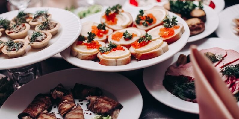Catering, tallrikar med olka smårätter